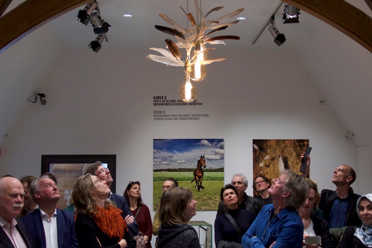 Het publiek bekijkt 'vederlicht' een lichtinstallatie van Wennekendonk. Foto: Ton van den Berg