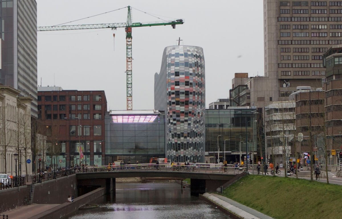 Poortgebouw vanaf de singel gezien met rechts de grijze torenflat. Foto: Ton van den Berg