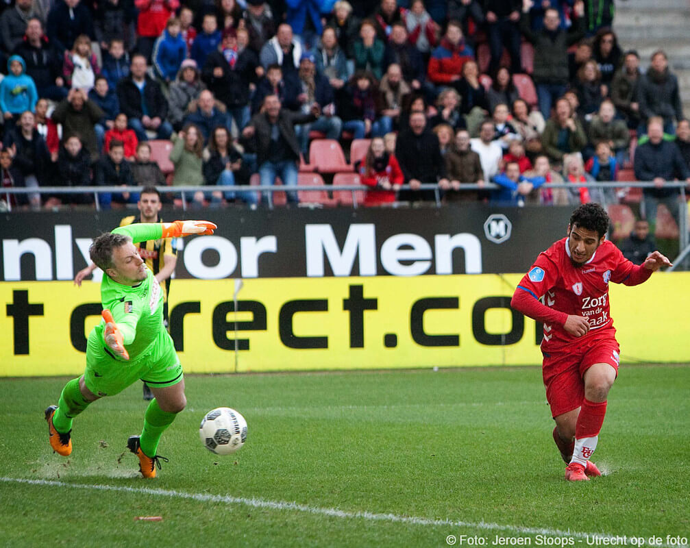 Ayoub profiteert van blunder Pasveer. Foto: Jeroen Stoops