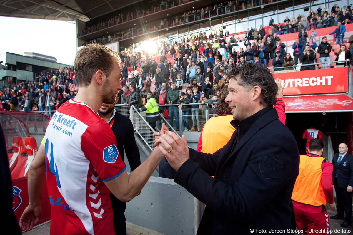 Trainer De Jong bedankt zijn aanvoerder.