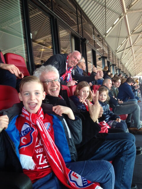 Verslaggever Hans van Echtelt met kleinkinderen in de Galgenwaard. Foto: Hilde de Boere