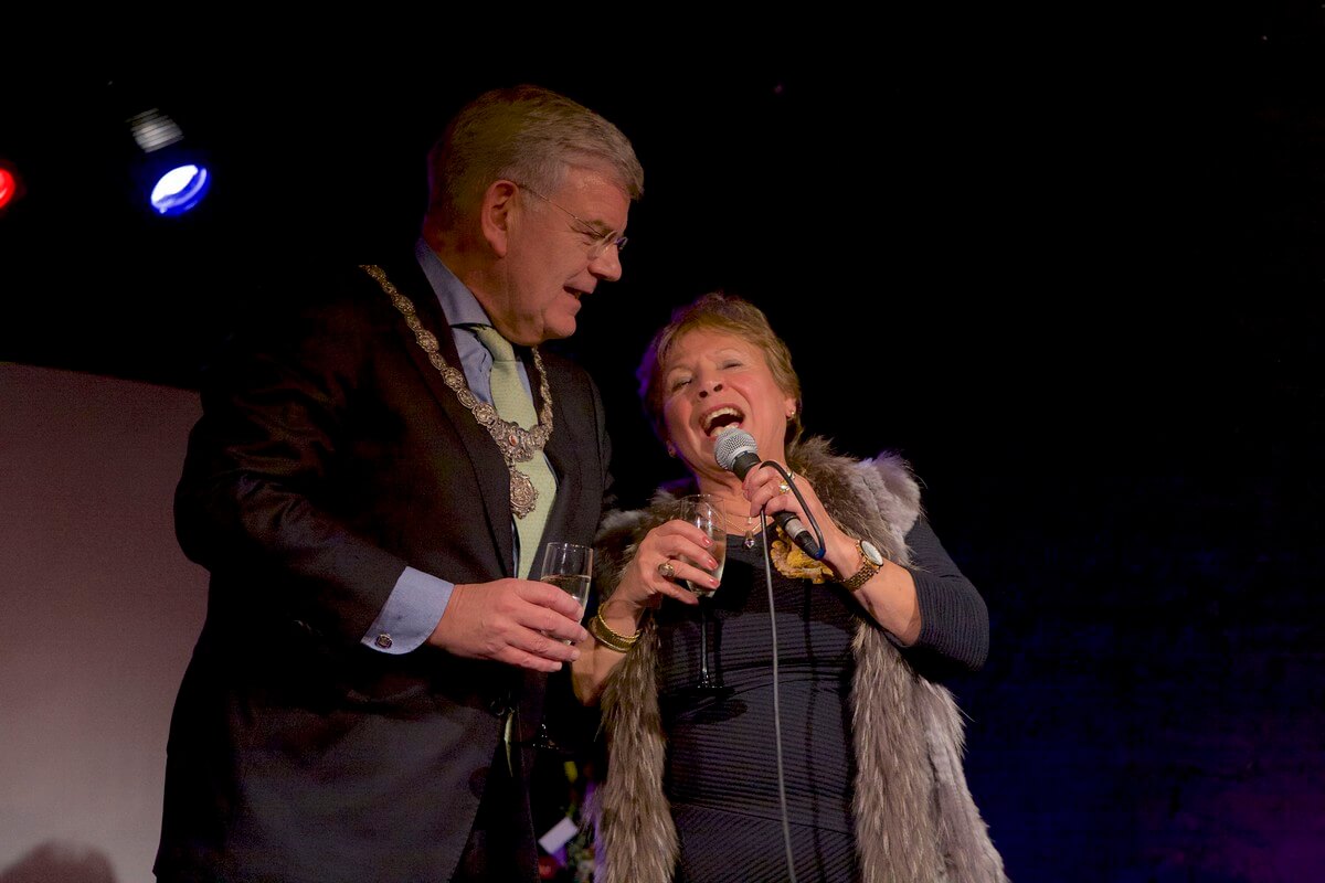 Burgemeester Jan van Zanen feliciteert Yvonne Groeneveld. Foto: Ton van den Berg