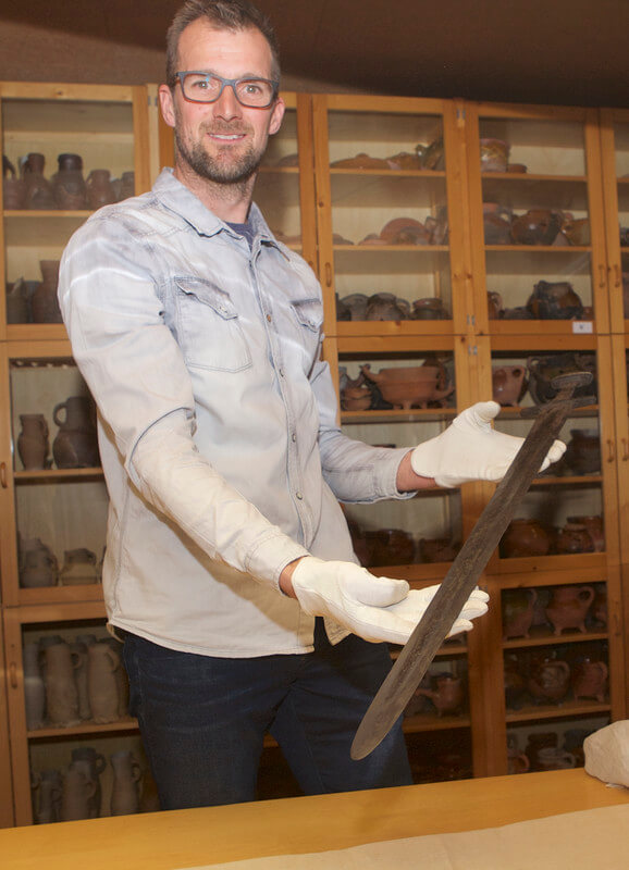 Mark Jongerius met het zwaard. Foto: Ton van den Berg