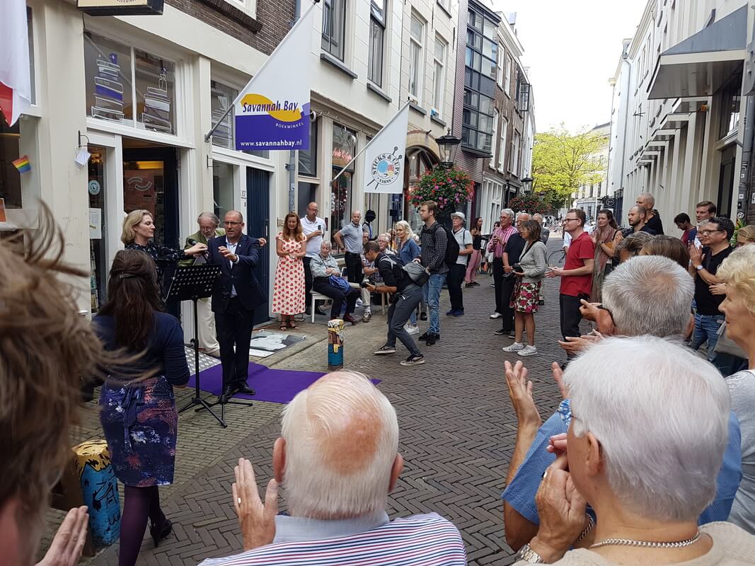 Aan de onthulling op de Telingstraat gingen enige toespraakjes vooraf. Foto: Werkgroep Directe Voorzieningen