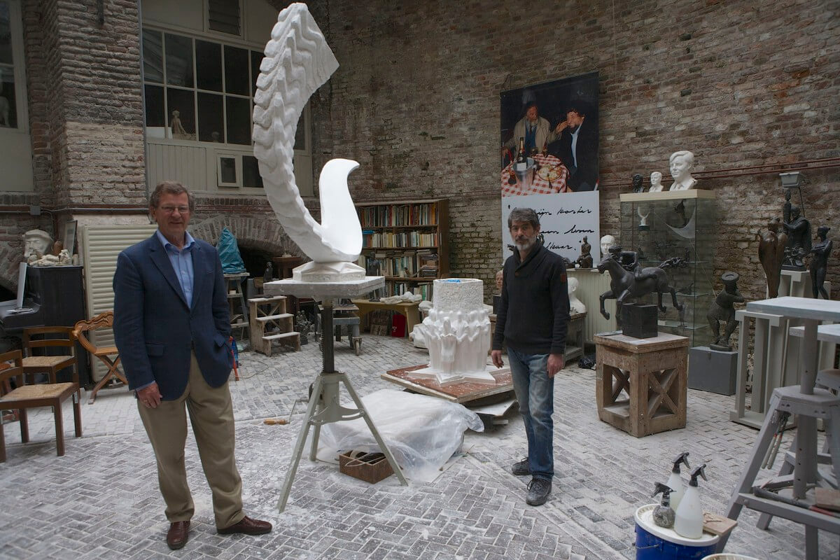 Voorzitter Wim Rietkerk van de stichting Joods Monument Utrecht en de beeldhouwer Amiran Djanashvili. Foto: Ton van den Berg 