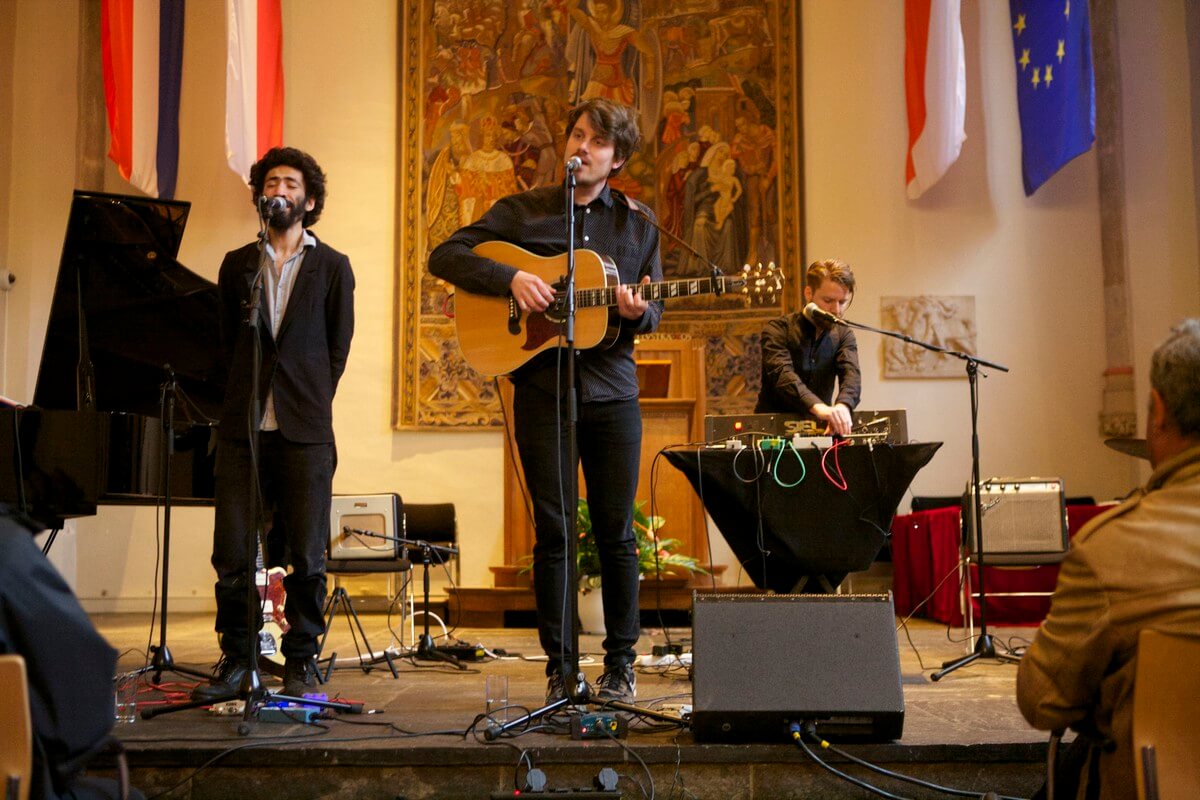 Muziekcollectief Knalland speelde op diverse oorlogsplekken speciaal geschreven muziek zoals hier in het Academiegebouw. Foto: Ton van den Berg