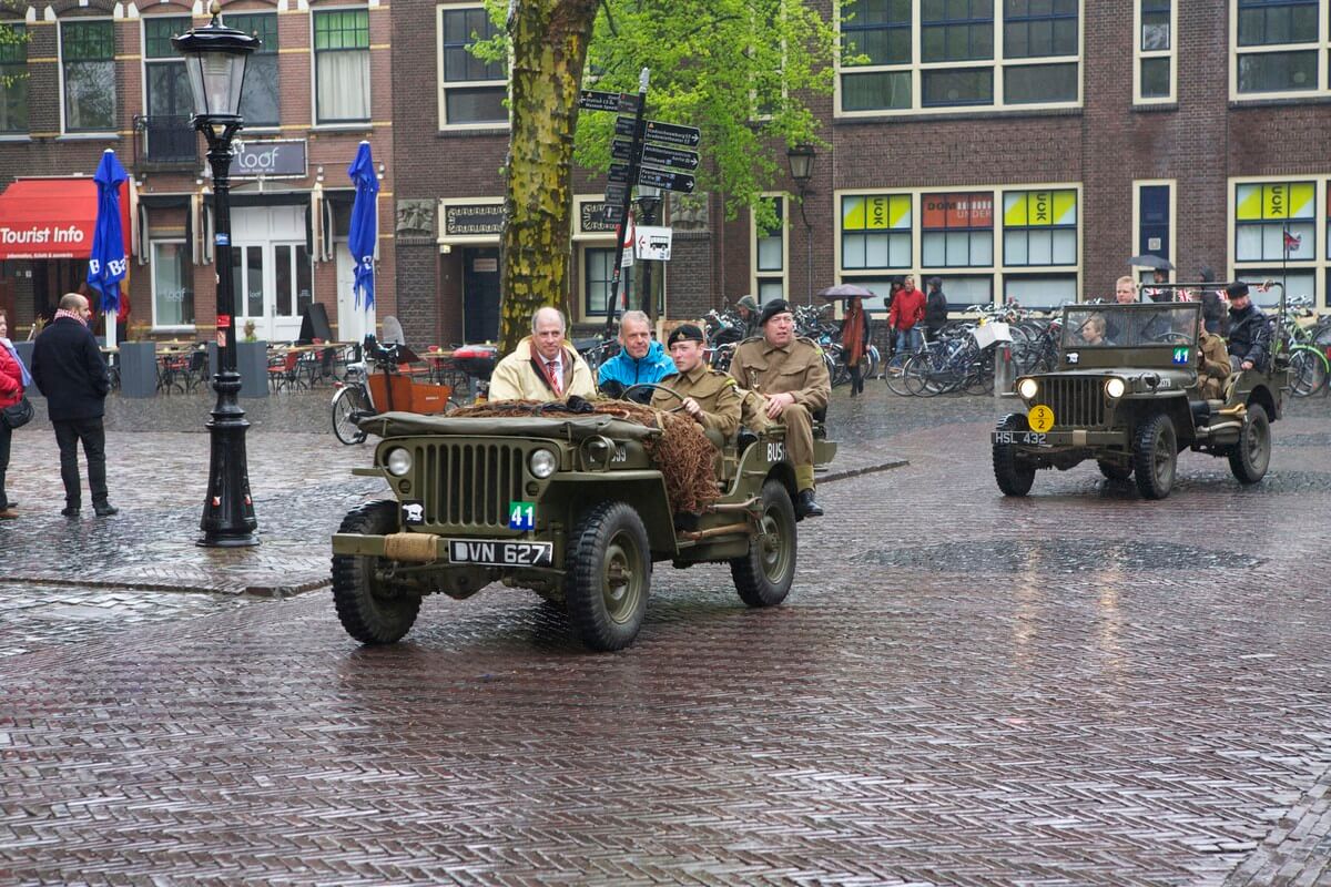 De jeeps met Polar Bears en leden van het Utrechtse 4 mei comite. Foto: Ton van den Berg
