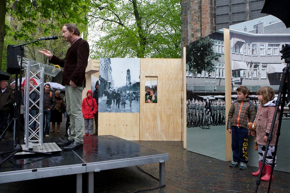 Dichter Alexis de Roode draagt zijn De Twaalf Doden op. Foto: Ton van den Berg