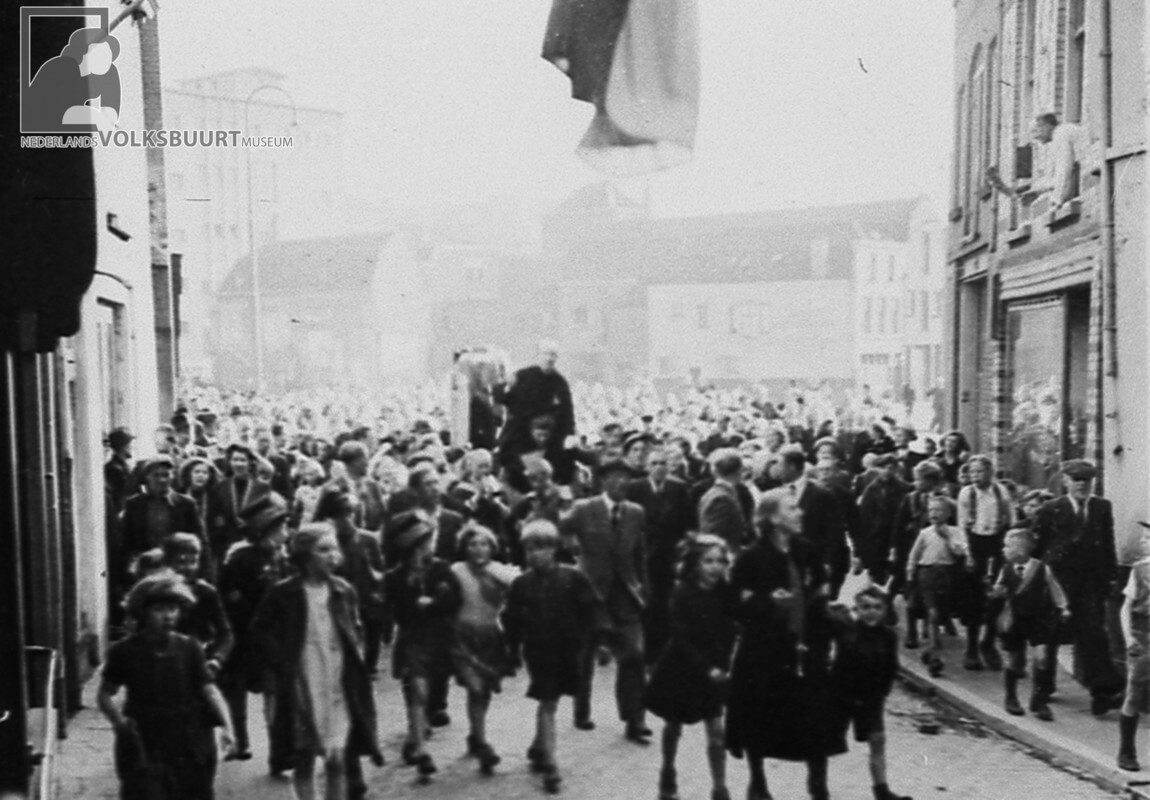 Van Nuenen op de schouders in de Varkenmarkt. Foto: Volksbuurtmuseum