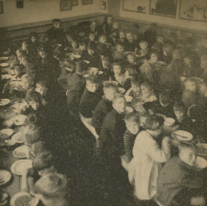 Kinderen aan de maaltijd in het zusterhuis. Fotoscan van Foto Verhoeff