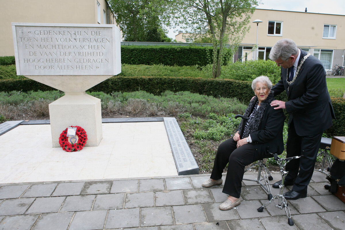 Bij het verzetsmonument in Transwijk. Foto: Ton van den Berg