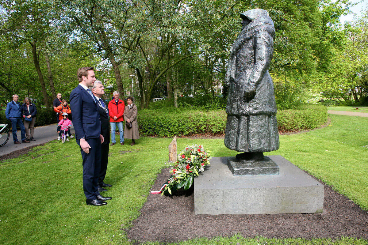 Rijpma en Van Zanen bij het beeld van Wilhelmina. Foto: Ton van den Berg