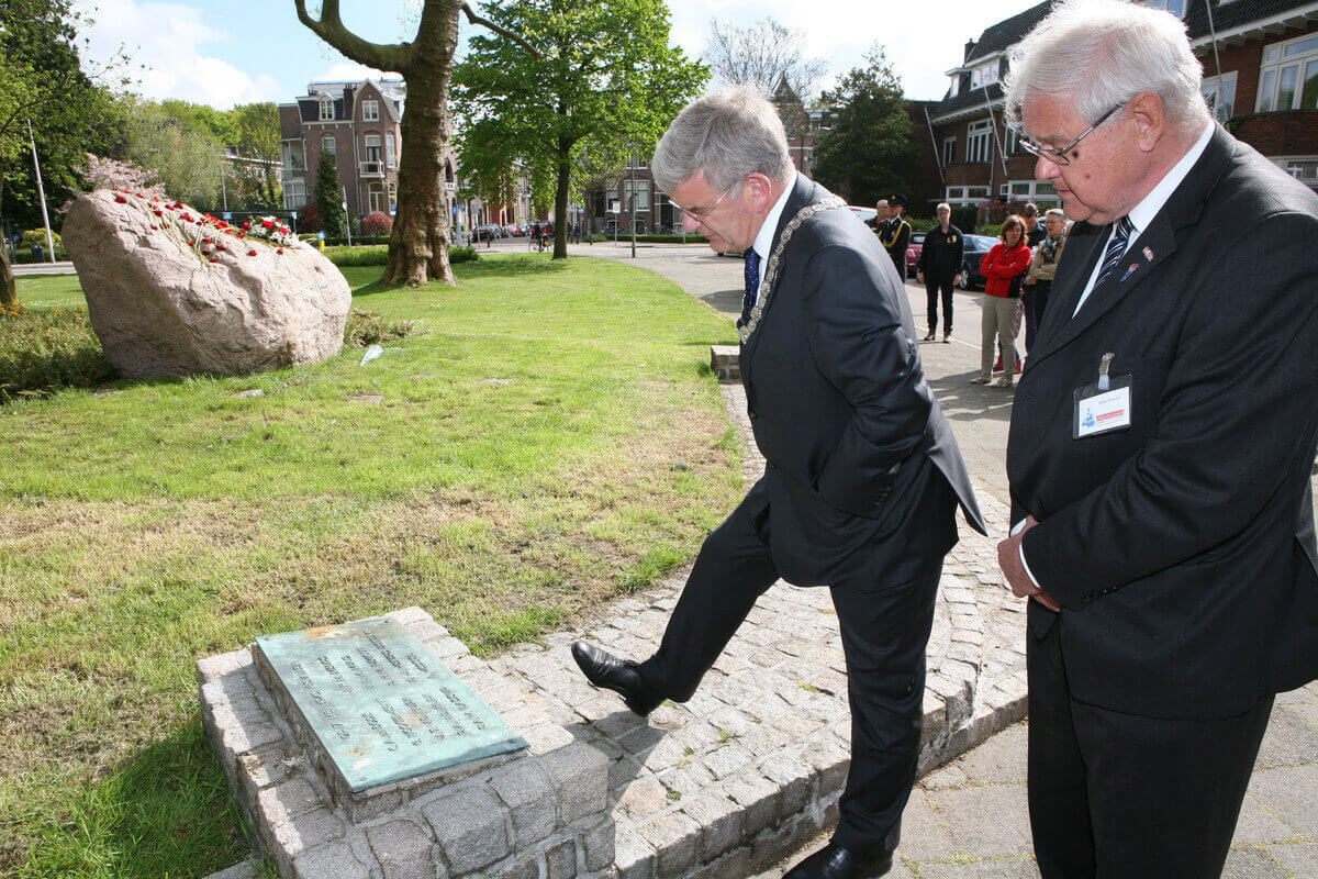 Van Zanen bekijkt met Derk Tholen de plaquette bij de Pr. Marijkelaan. Foto: Ton van den Berg