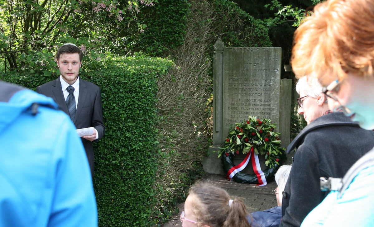 Een toespraak bij het Joodse monument op de begraafplaats. Foto: Ton van den Berg