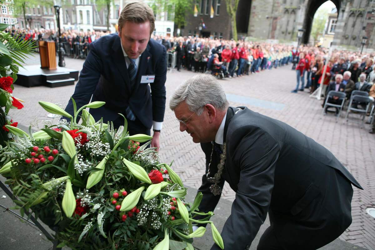 De kranslegging op het Domplein. Foto: Ton van den Berg