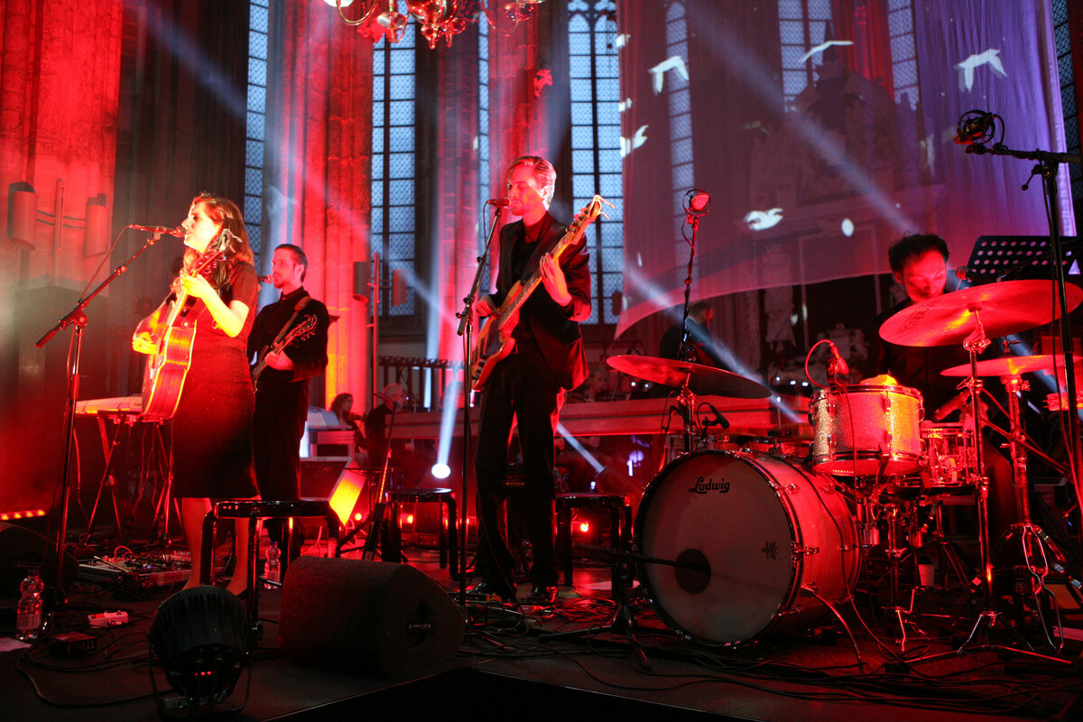 Eefje de Visser en haar band in de Domkerk. Foto: Ton van den Berg