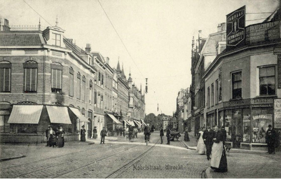 De Nobelstraat in 1915, rechts nummer 17, met daarboven de latere woon/werkruimte van Cola Debrot