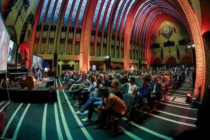 Volle bak bij de interviews met schrijvers. Foto: Michael Kooren