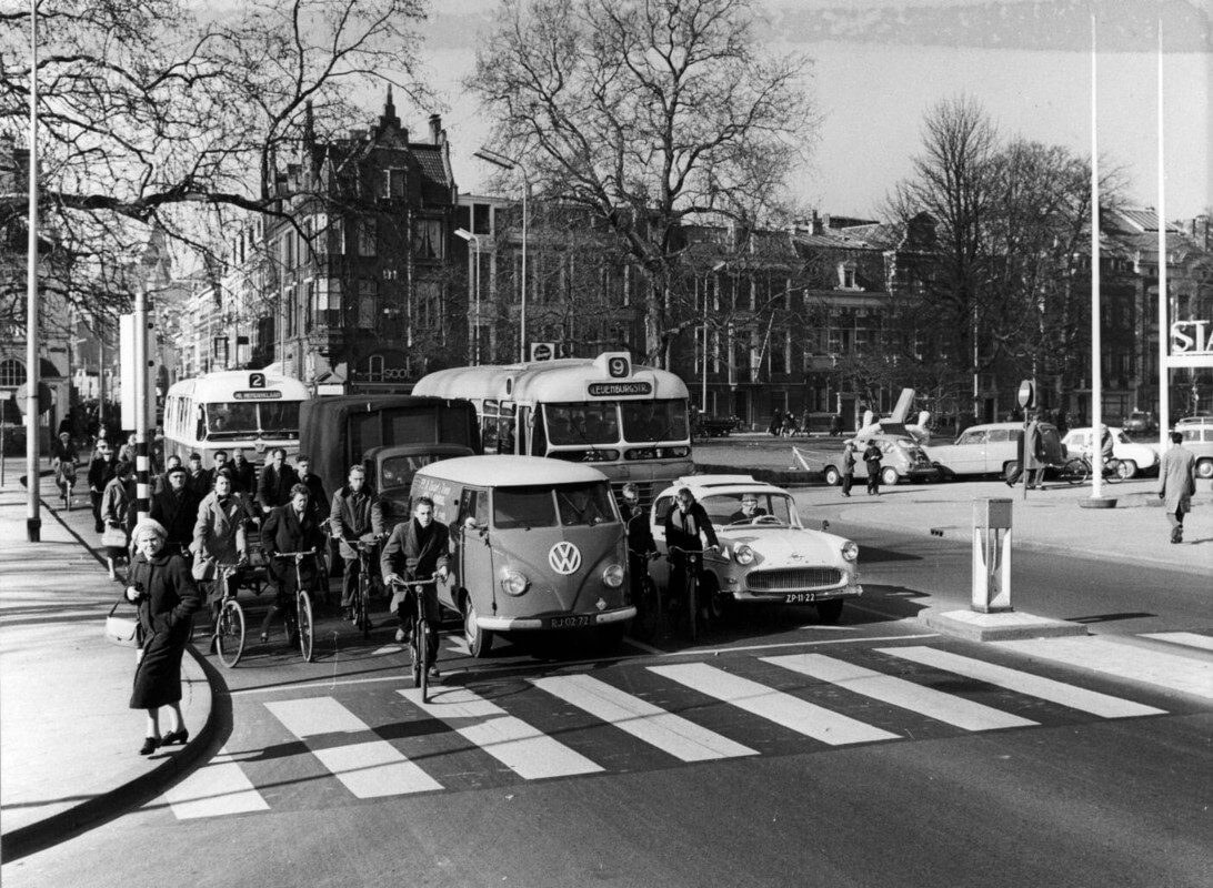 Fietsers weggedrukt naast het autoverkeer op de Nobelstraat in 1959. Foto: HUA