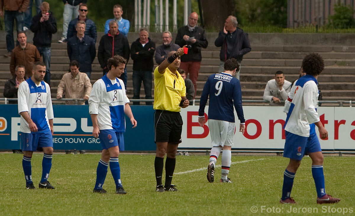 Het was over en uit met twee rode kaarten voor Elinkwijk. Foto: Jeroen Stoops