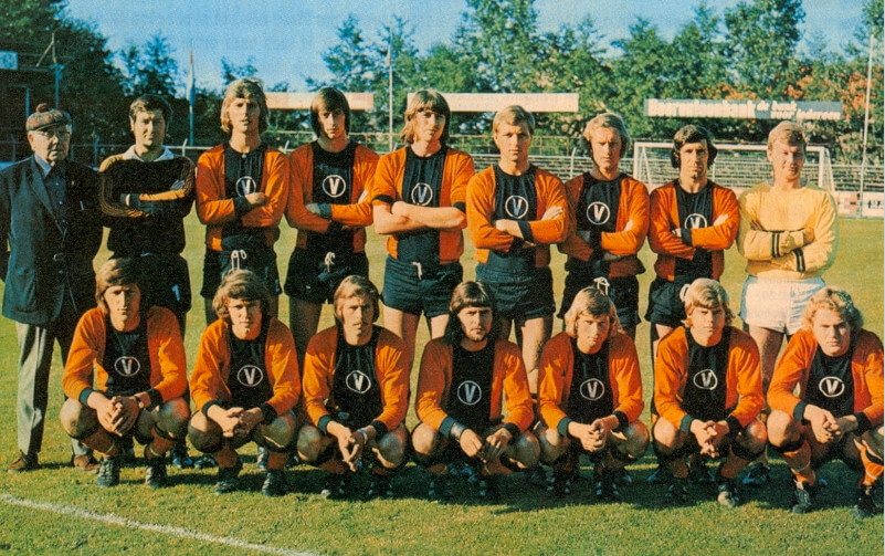 Jan van Dinteren links op de elftalfoto van Volendam.  Foto: Chris Sangers