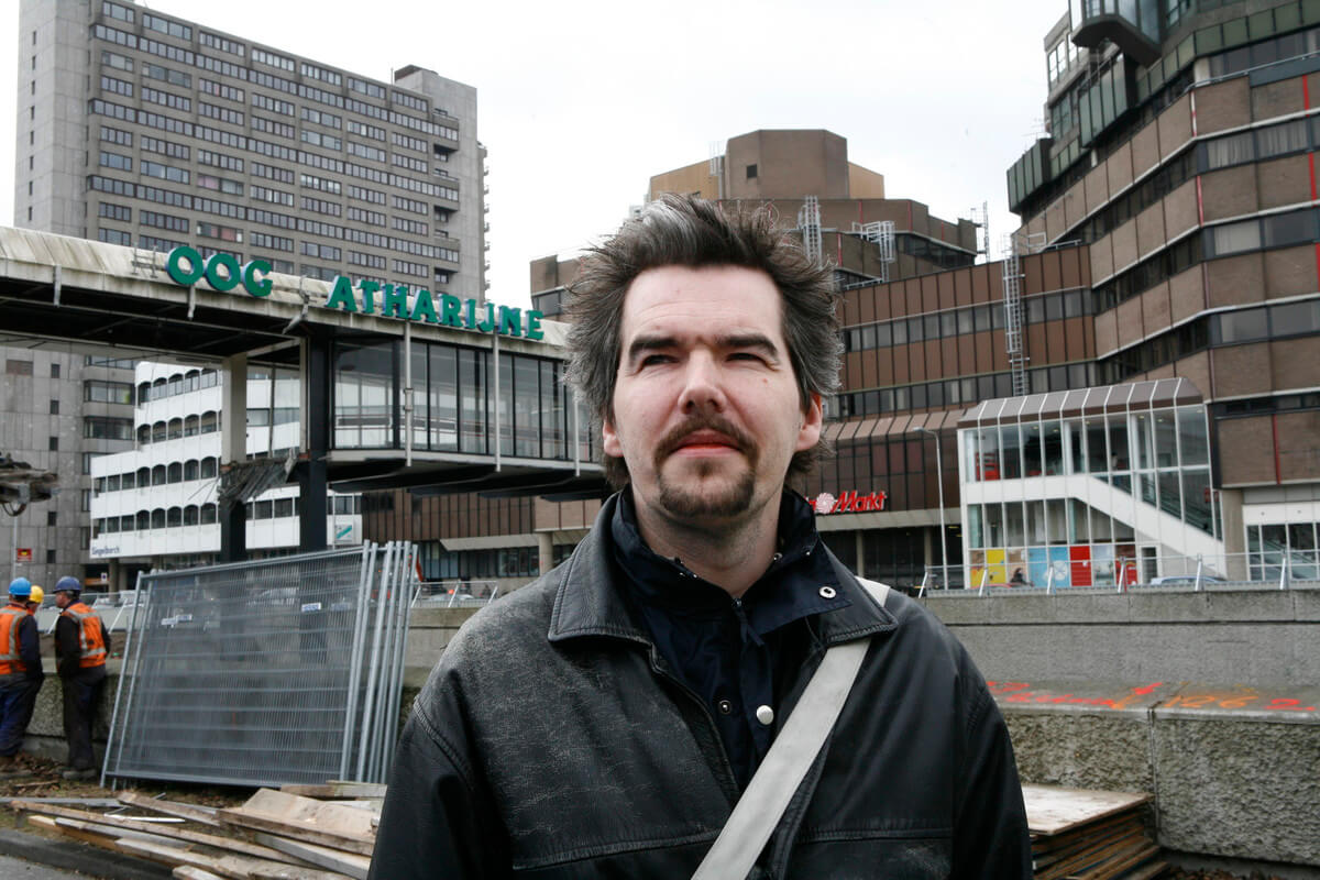 Robert van Eijden, alias Oxysept, met op de achtergrond de sloop van de Gildentraverse van Hoog Catharijne. Foto: Ton van den Berg