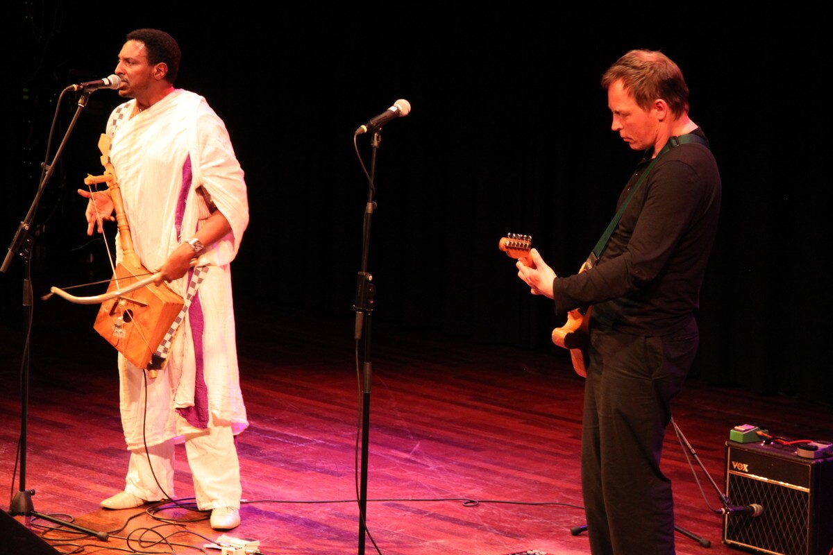Afework Nigussie, Ethiopië, op masingo en Zea, The Ex, op gitaar in RASA.
