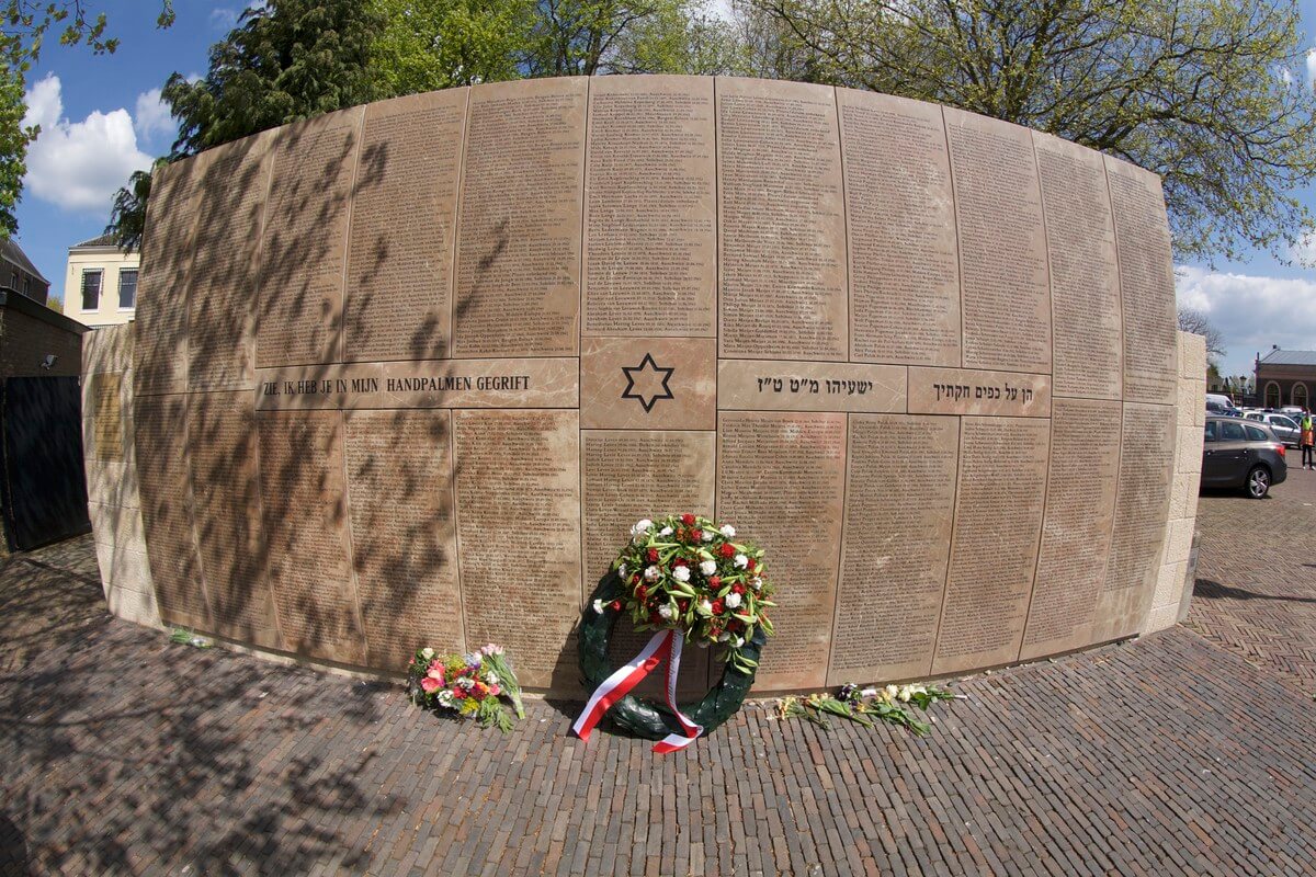 De muur met alle in de oorlog omgekomen Utrechtse joodse slachtoffers. Foto: Ton van den Berg