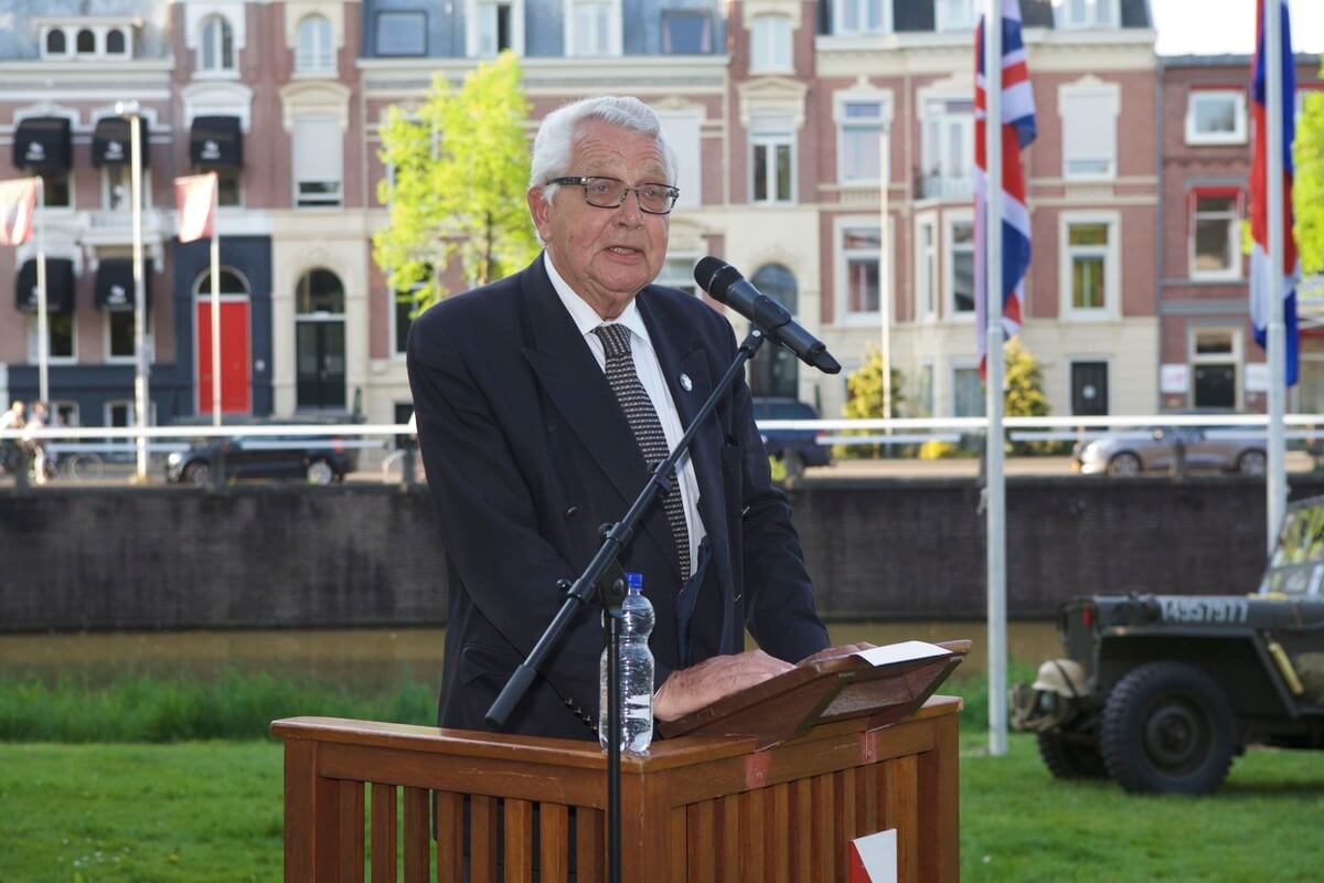 Frans de Nooij vertelt zijn herinneringen aan de bevrijding van Utrecht. Foto: Ton van den Berg