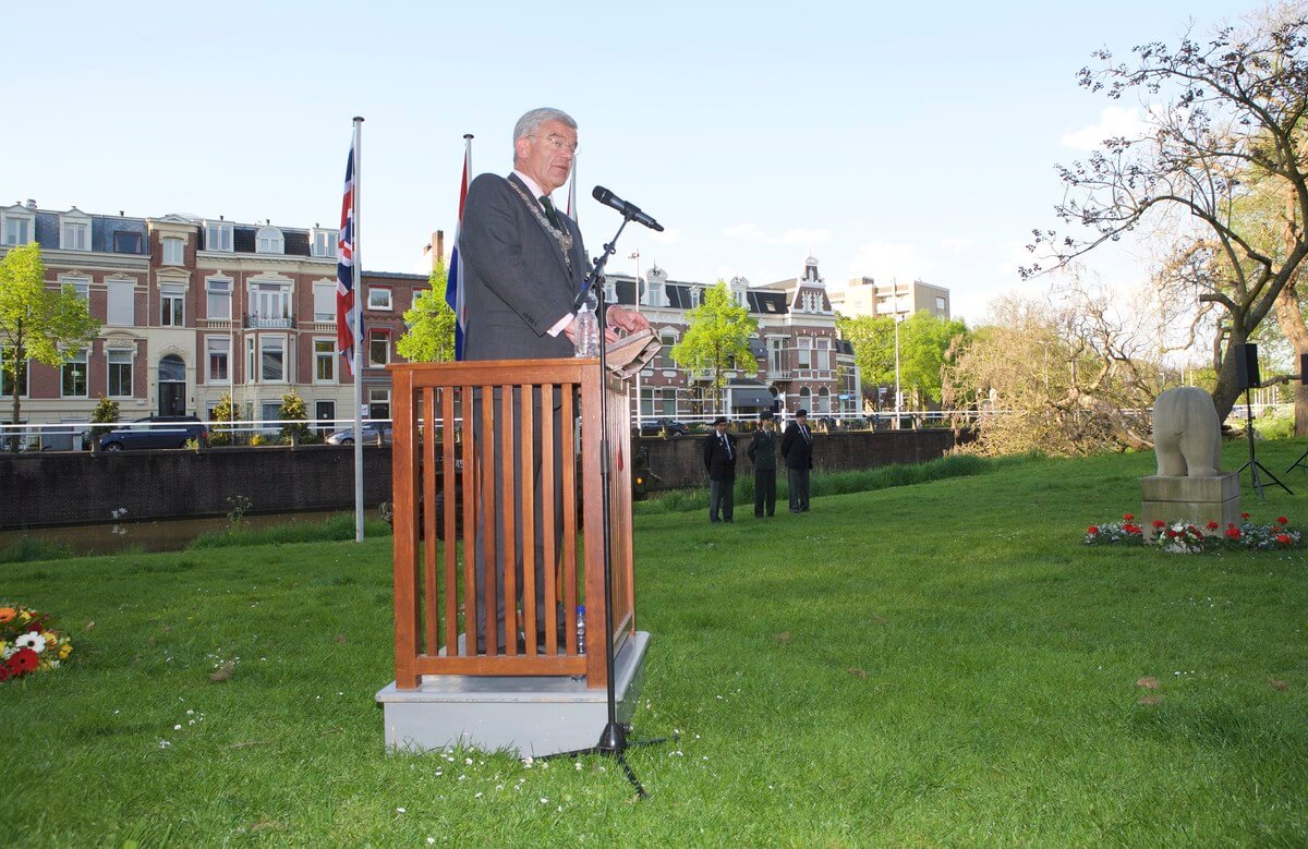 Burgemeester Van Zanen houdt een toespraak. Foto: Ton van den Berg