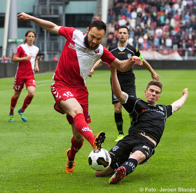 Barazite probeert de Heracles-defensie te verschalken. Foto: Jeroen Stoops