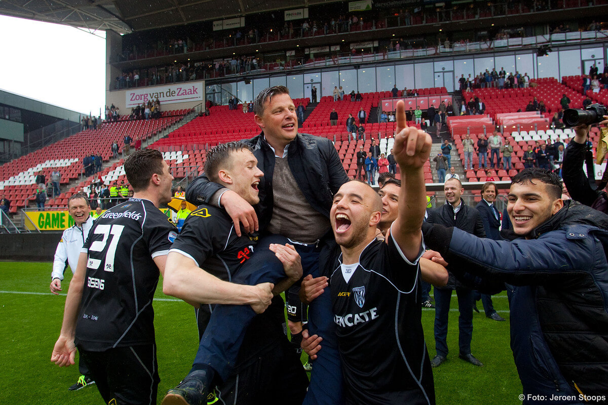 En de winnende trainer gaat op de schouders. Foto: Jeroen Stoops