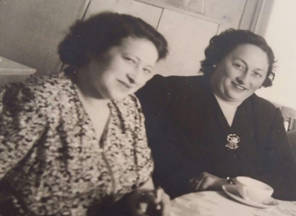 Esther Groenteman-Cohen (rechts) en haar zus Lies na de oorlog.