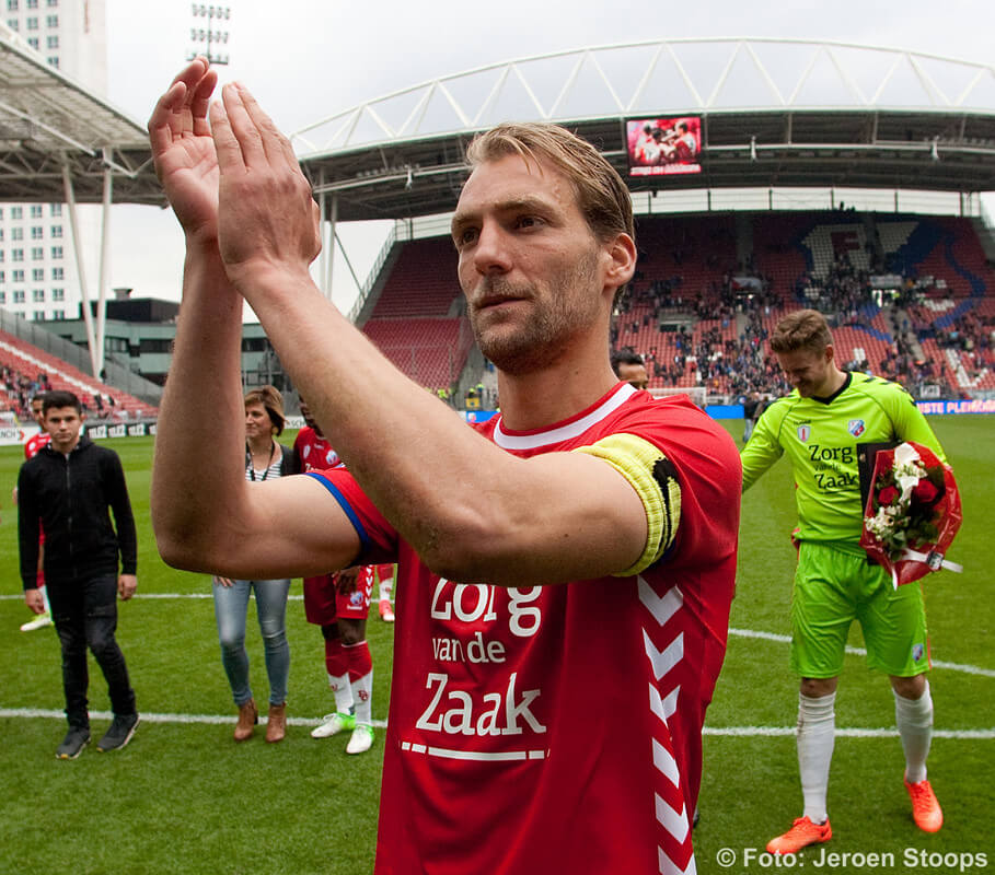 Man van de wedstrijd Janssen bedankt het publiek. Foto: Jeroen Stoops