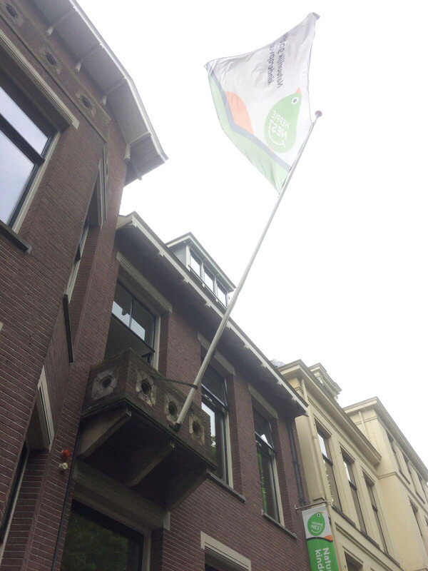 De vlag in top in de oude beugels. Foto: Jim Terlingen