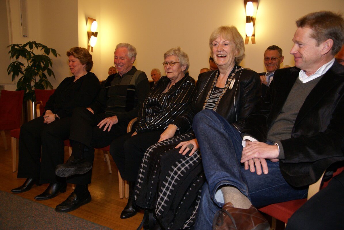 Annie Brouwer tijdens de presentatie van het boek over oud-voetballer Tonny van der Linden (2e van links). Foto: Ton van den Berg