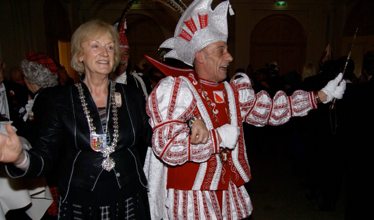 Tijdens het jaarlijkse bezoek van de Utrechtse carnavalclubs aan het stadhuis loop Annie Brouwer in 2007 in de polonaise mee. Foto: Ton van den Berg