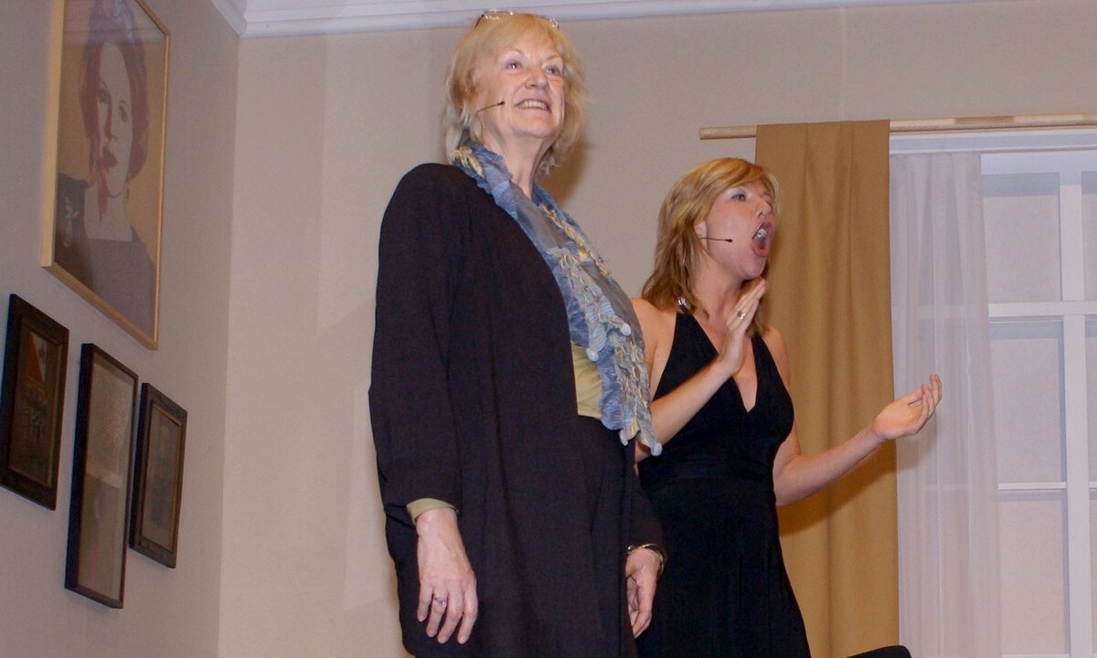 Annie Brouwer met Claudia de Breij tijdens een afscheid van de burgemeester in december 2007. Foto: Ton van den Berg