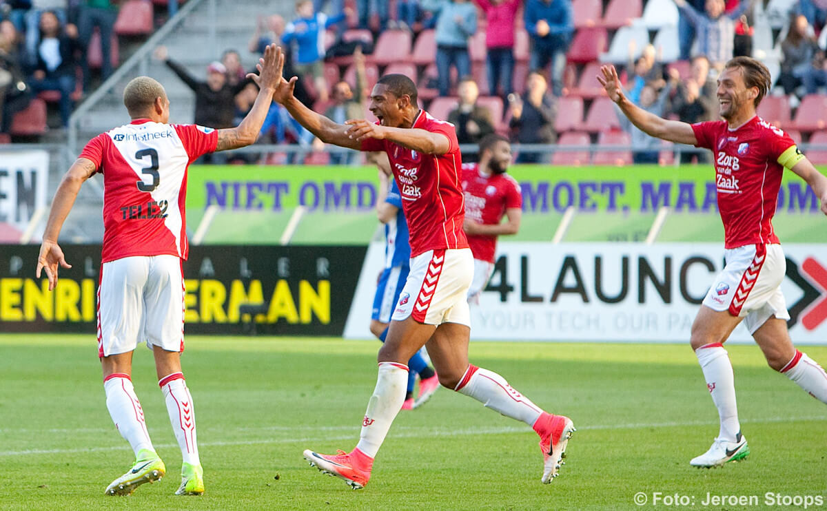  Haller en Janssen onderweg naar Leeuwin om hem te feliciteren met zijn doelpunt. Foto: Jeroen Stoops