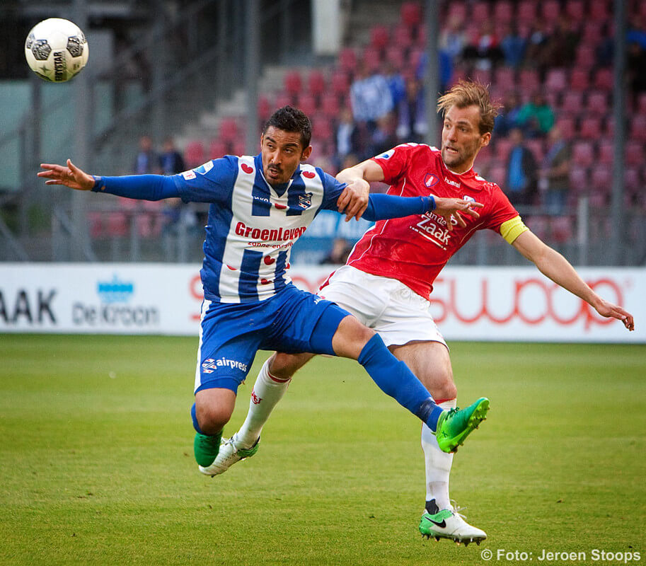 Aanvoerder Janssen in duel met spits Ghoochannejhan. Foto: Jeroen Stoops