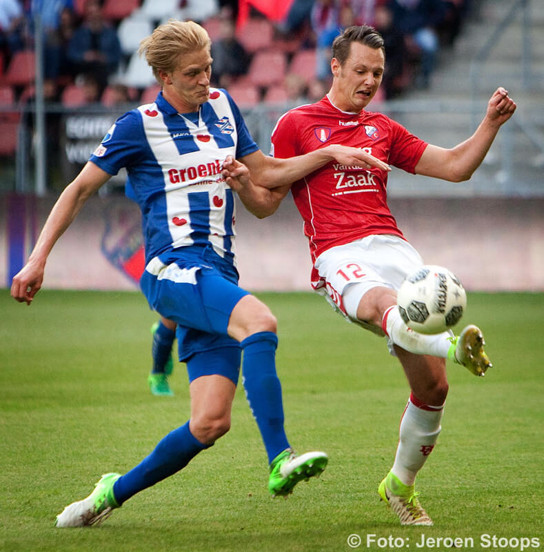 Heerenveen-speler Thorsy komt te laat bij Hardeveld. Foto: Jeroen stoops