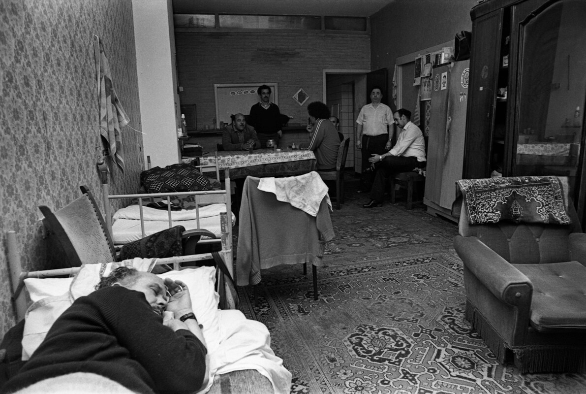 Bewoners van een pension voor gastarbeiders aan de Draaiweg begin jaren zeventig. Foto: Ries Adriaansen