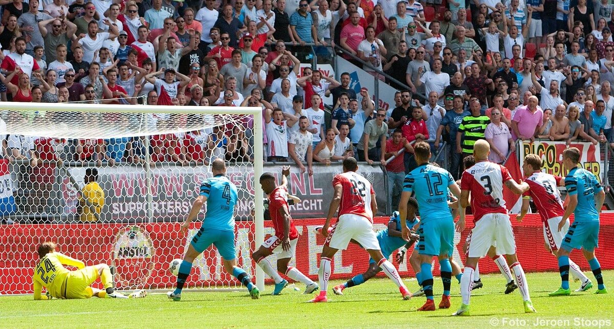 Kerk schiet de 3-0 binnen.