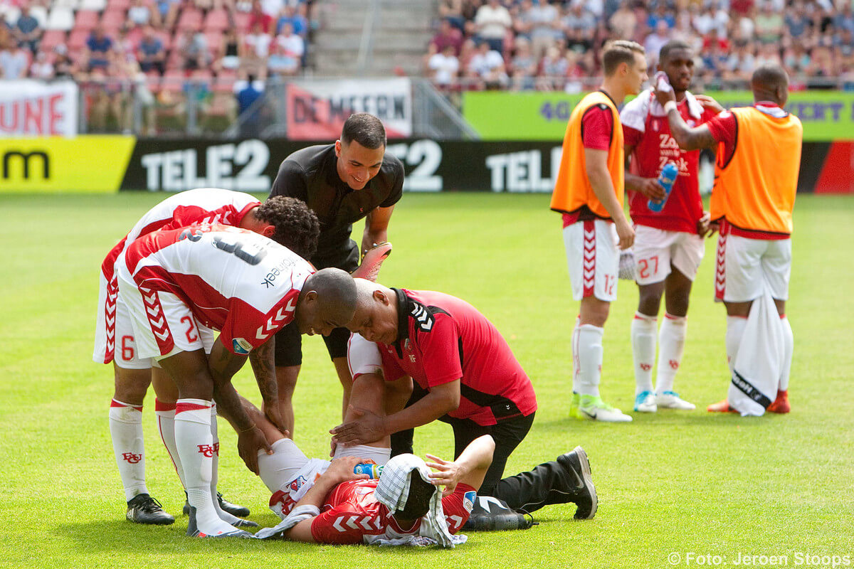 Verzorging tijdens een korte pauze op het hete veld. 