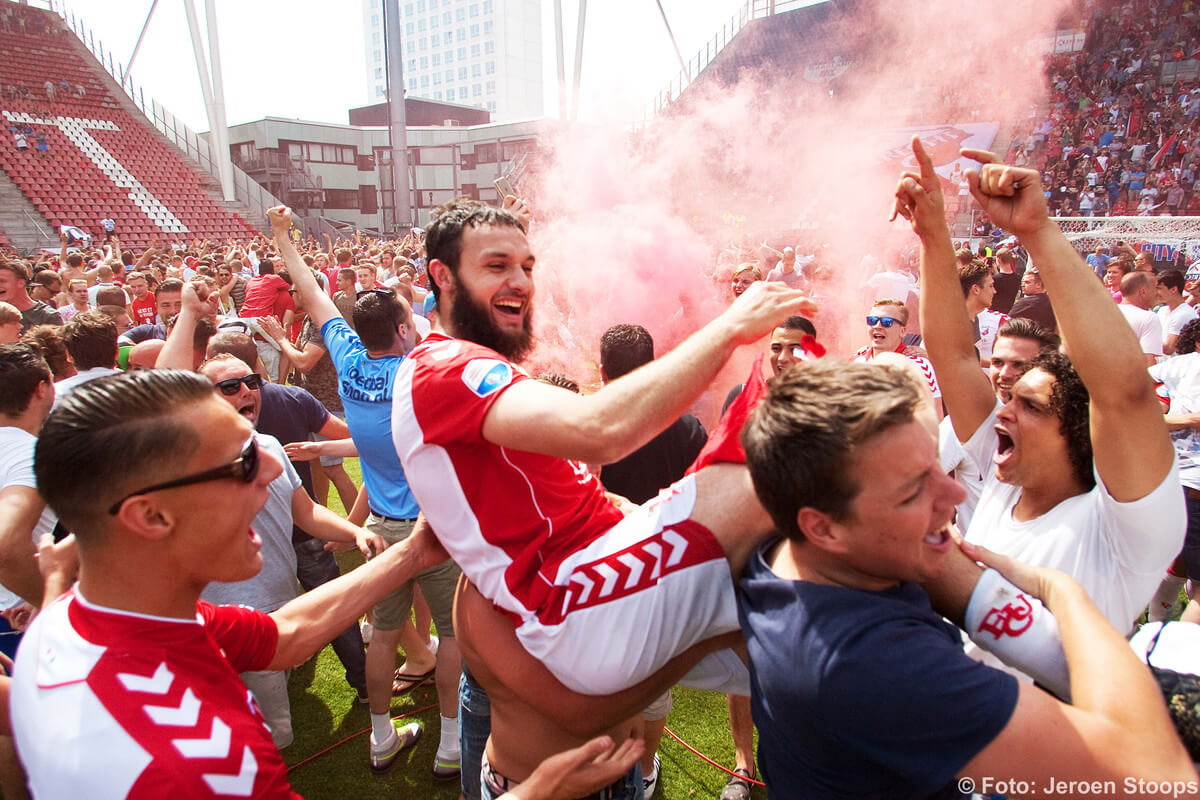 Maker van de winnende penalty Barazite viert feest met supporters.