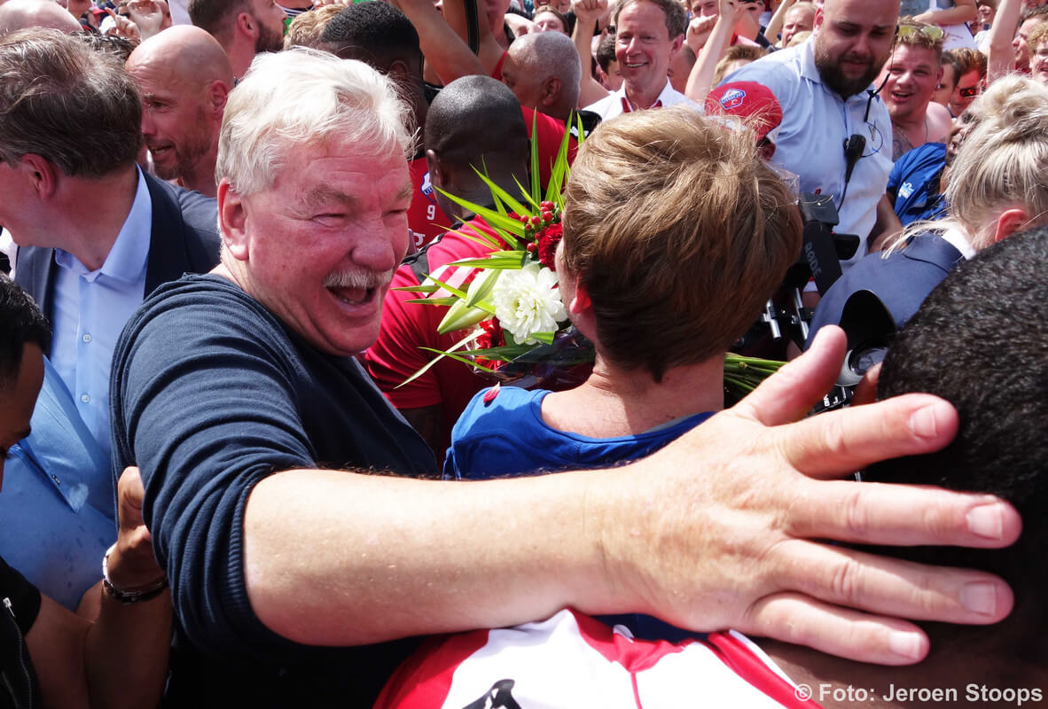 FC Utrecht-eigenaar Van Seumeren viert het feestje mee.