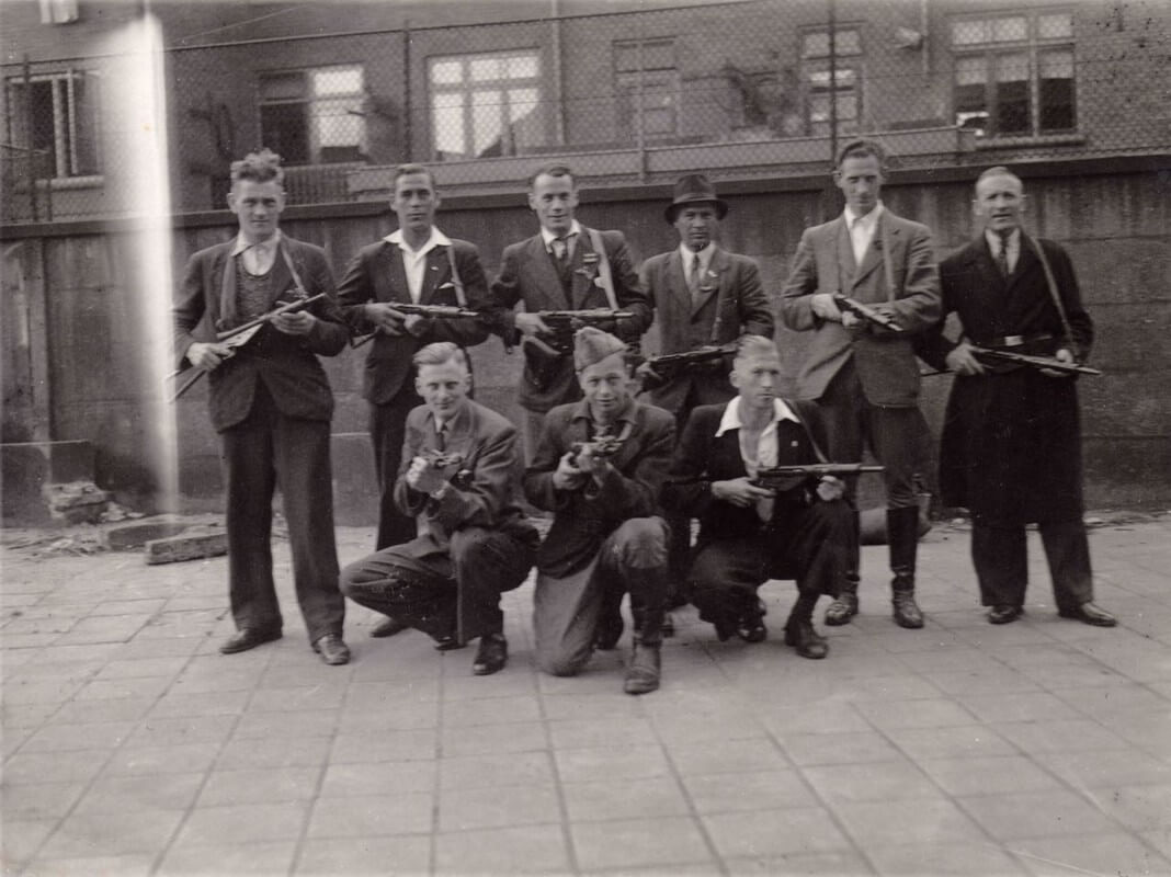 De verzetsgroep uit Zuilen vlak na de oorlog op de foto. Helemaal rechts staat Frans Beenen. Foto: Museum van Zuilen