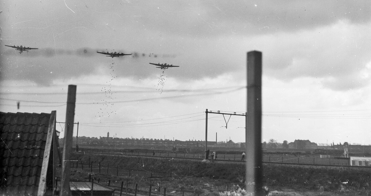 Vliegtuigen komen vanuit zuidelijke richting en droppen hun lading boven de Cartesiusdriehoek. Foto: Frans Beenen