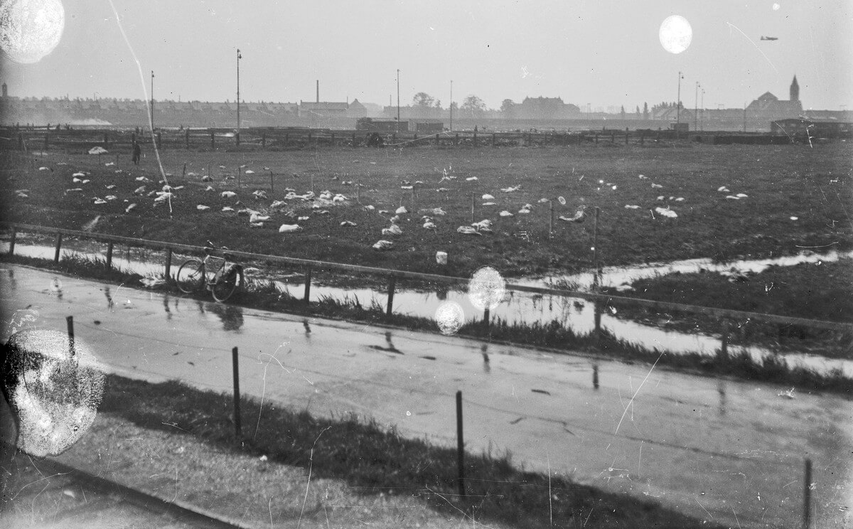 De voedselpakketten liggen in het veld. Rechts achteraan de contouren van de Gerardus-Majellakerk bij de Vleutenseweg. Foto: Frans Beenen