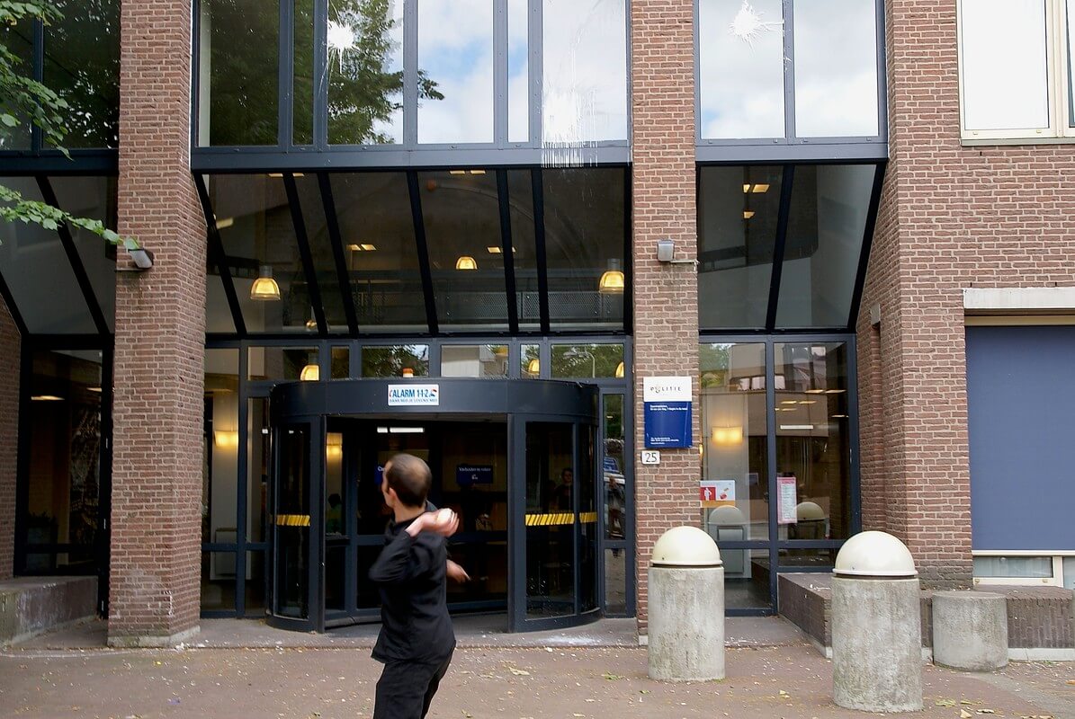 Meijerink gooit (in 2008) met waterverfbommetjes tegen de gevel van het politiebureau. Foto: Ton van den Berg